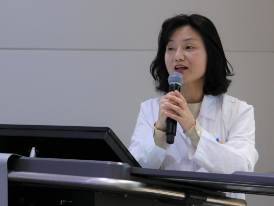 CJ제일제당이 비비고 죽을 내년까지 1000억원 브랜드로 만들겠다는 계획을 밝혔다. 사진은 비비고 죽의 개발 과정을 설명하고 있는 정효영 CJ제일제당 수석연구원. <CJ제일제당 제공>